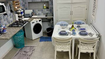 Een koelkast, een microgolfoven, een oven