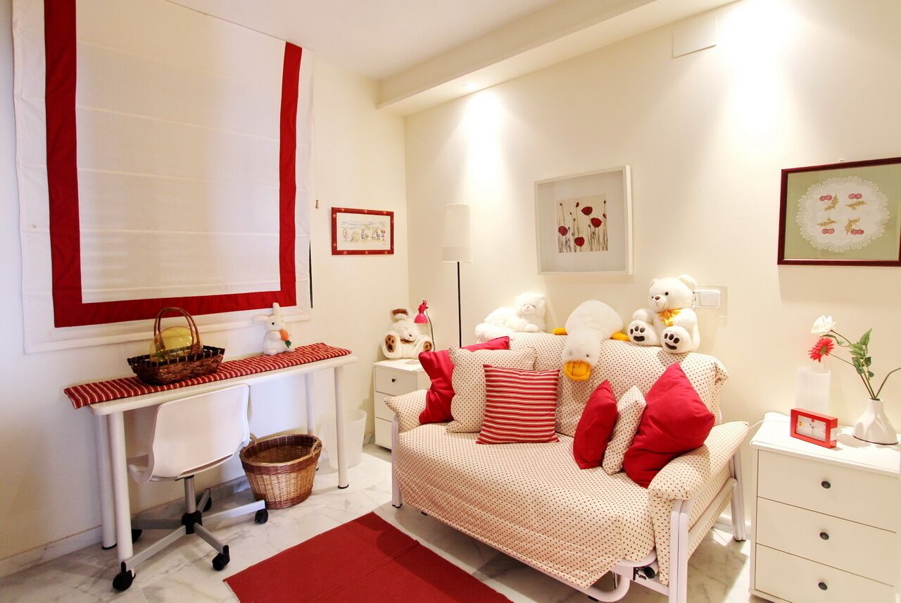 Une chambre bien rangée, avec un lit, des tables de chevet, un bureau et une chaise.