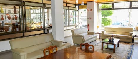 Coin salon dans le hall