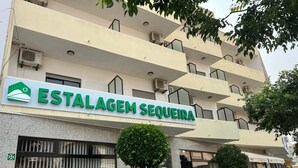 A building with a sign reading "ESTALAGEM SEQUEIRA". - Estalagem Sequeira (Sao Bras de Alportel)