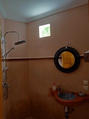 Bathroom shower - Toubkal Resting Lodge (Asni)
