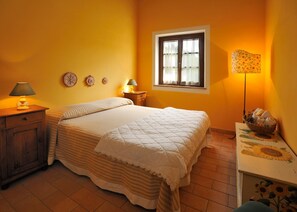 2 bedrooms, iron/ironing board, WiFi, bed sheets - Apartment SUNFLOWER (Agriturismo Il Corniolo) (CORCIANO)