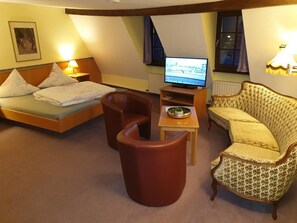 Individually decorated, individually furnished, desk, laptop workspace - Hotel am Neumarkt (Zeitz)