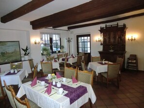 Daily buffet breakfast (EUR 8 per person) - Hotel am Neumarkt (Zeitz)