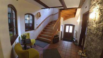 Área de estar no saguão