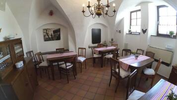 Café da manhã com buffet todos os dias (EUR 8 por pessoa)