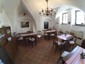 Daily buffet breakfast (EUR 8 per person) - Hotel am Neumarkt (Zeitz)