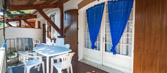 4部屋の家、半戸建て、1階、広いプライベートガーデン。