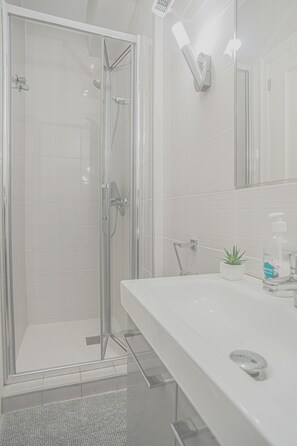 Shower, hair dryer, towels - Beautiful 3-Bed House with communal Pool (La Zenia / Cabo Roig, Orihuela)