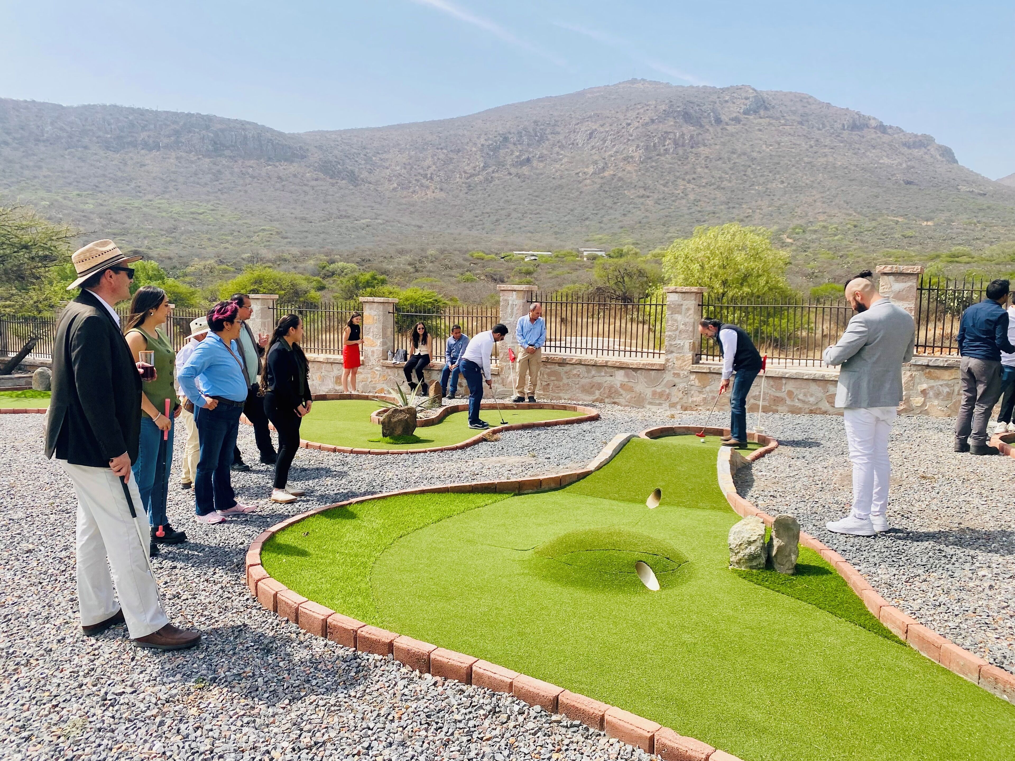 Un parcours de mini-golf avec une chaîne de montagnes en arrière-plan.
