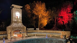 A stone pool with a built-in grill and a sign that reads "MARRY ME". - Club Vergel Resort (Ezequiel Montes)