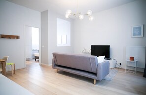 舒适公寓 | 客厅 | 120-厘米纯平电视 （配备有线频道）、电视