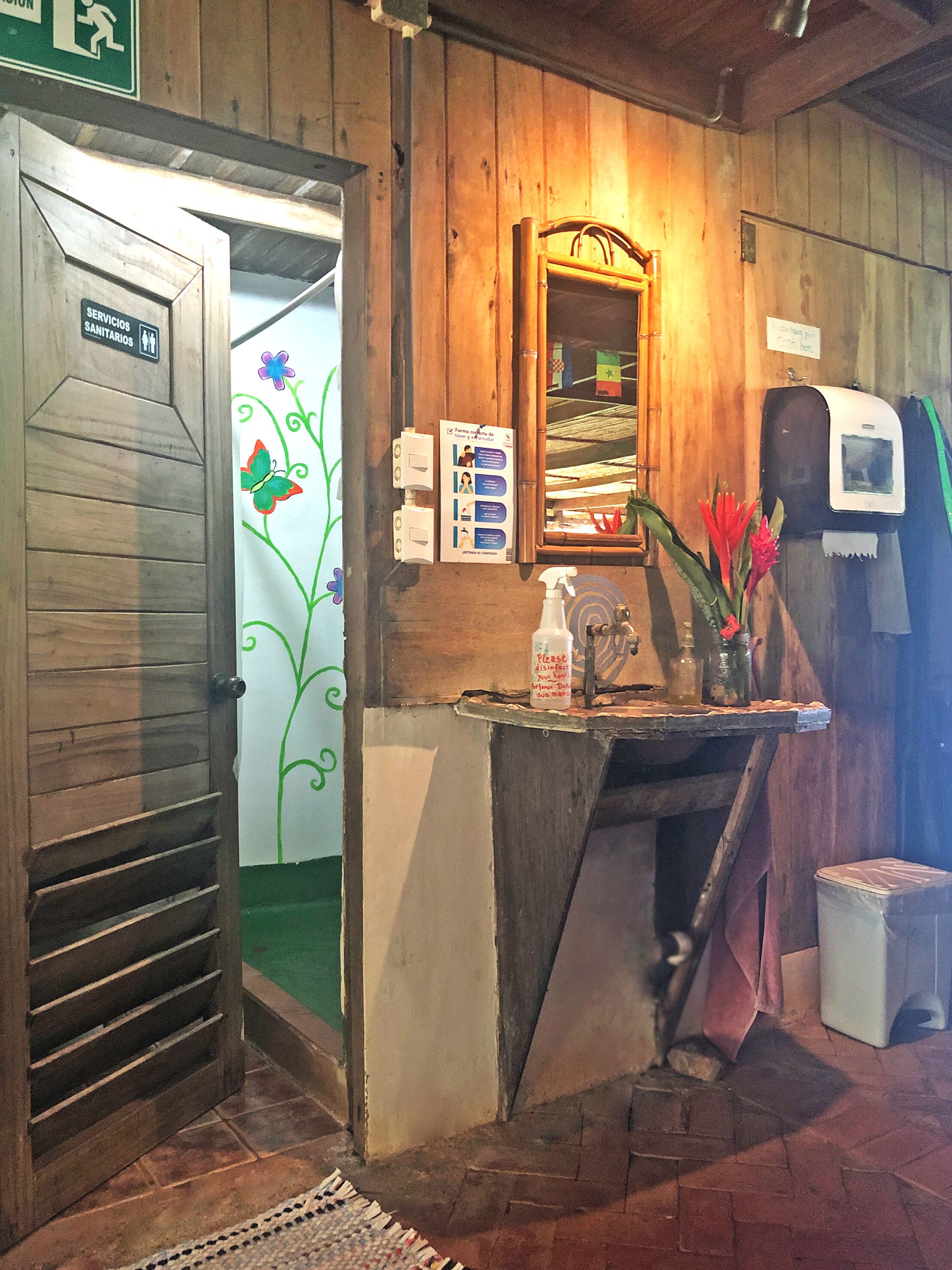 A wooden interior with a door labeled 'Servicios Sanitarios'.