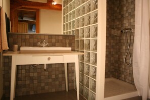 Chambre Double ou avec lits jumeaux | Salle de bain | Douche, sèche-cheveux, serviettes fournies, savon