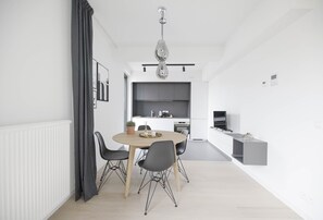 Lägenhet Comfort | Vardagsrum | 120-centimeters platt-tv med kabelkanaler och tv