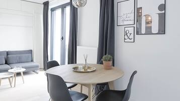 Apartamento conforto | Área de estar | TV de tela plana 120 cm com canais a cabo, TV