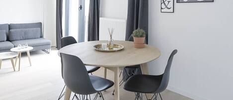 Comfort-Apartment | Wohnbereich | 120-cm-Flachbildfernseher mit Kabelempfang, Fernseher