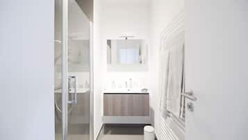 Appartement Confort | Salle de bain | Douche, articles de toilette gratuits, sèche-cheveux