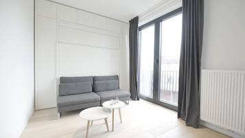 Apartamento conforto | Área de estar | TV de tela plana 120 cm com canais a cabo, TV