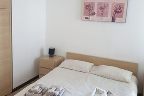 1 habitación, tabla de planchar con plancha, wifi y ropa de cama