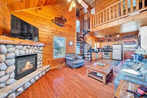 Smart TV, fireplace - Mountain Bliss: Resort Cabin - 5 min to Dollywood (Pigeon Forge)