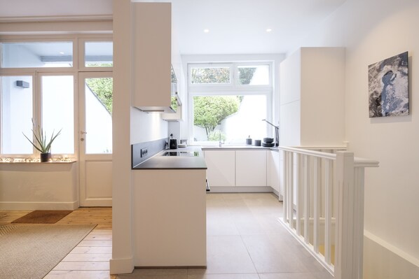 Deluxe Apartment | Private kitchen | Oven, stovetop, dishwasher, espresso maker - Eclectic Avenue (Brussels)