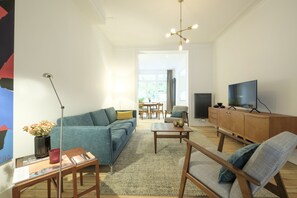Appartement Deluxe | Salle de séjour | Télévision à écran plat de 120 cm avec chaînes par câble, télévision
