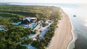 A resort with a pool, beach, and ocean view. - Chablé Maroma (Playa del Carmen)
