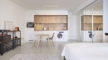 Appartement Confort | Coin séjour | Télévision à écran plat de 120 cm avec chaînes par câble, télévision