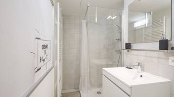 Appartement Confort | Salle de bain | Douche, articles de toilette gratuits, sèche-cheveux