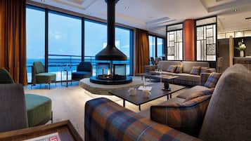 Lobby lounge