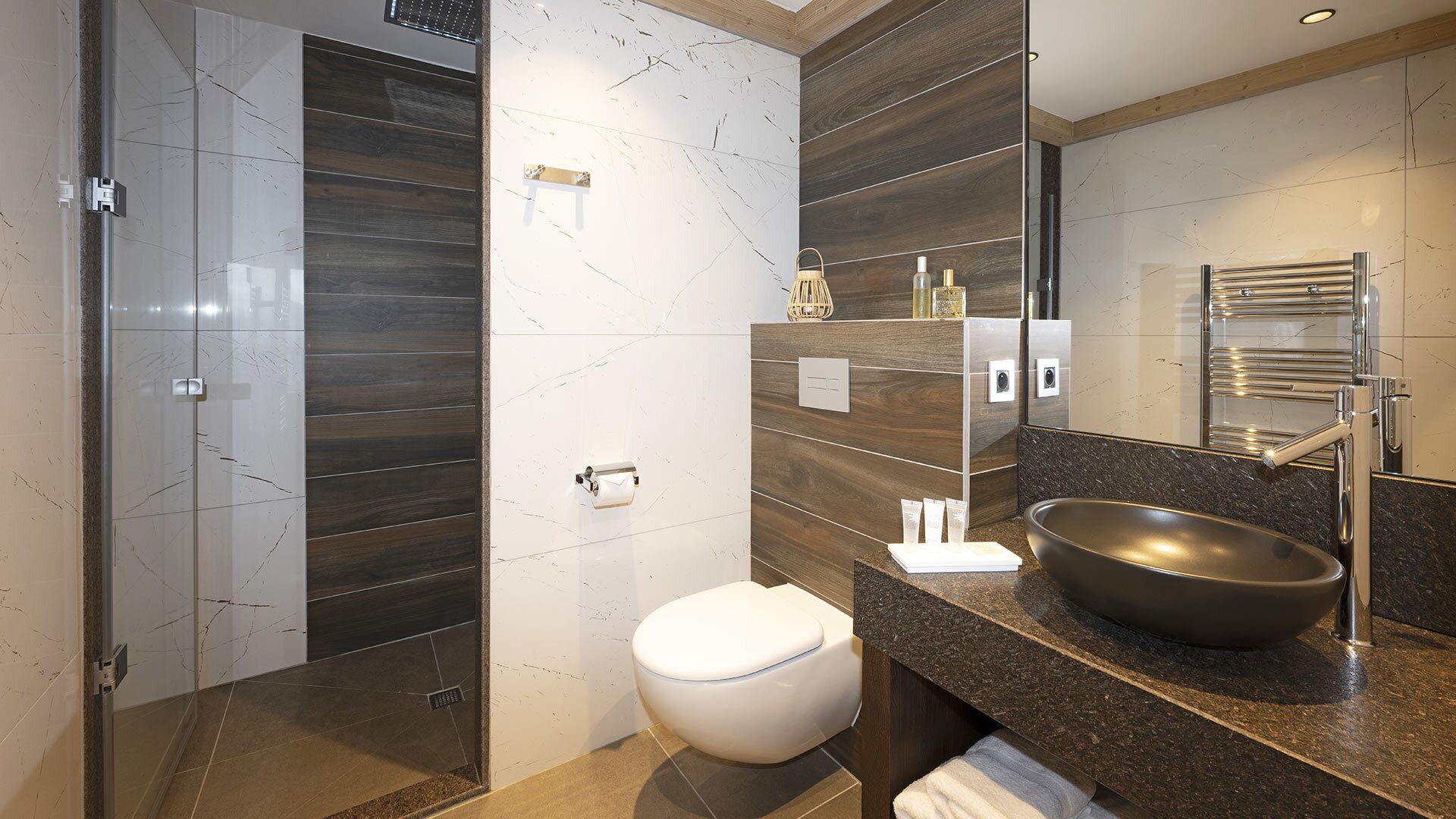 Ein modernes Badezimmer mit einem großen Waschbecken, Toilette und Duschbereich.