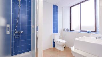 Habitación estándar (Farajan) | Baño | Ducha, toallas, jabón y champú