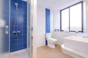 Standard Room (Farajan) | Bilik Mandi | Pancuran mandi, tuala disediakan, sabun, syampu 