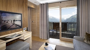 Junior Suite (Prestige) | Living area | 30-inch flat-screen TV with satellite channels, TV - MGM Hôtels & Résidences – Hôtel Alpen Lodge (Montvalezan)