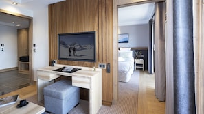 Junior Suite (Prestige) | Living area | 30-inch flat-screen TV with satellite channels, TV - MGM Hôtels & Résidences – Hôtel Alpen Lodge (Montvalezan)
