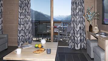 Apartment (Suite) | Wohnbereich | 30-Zoll-Flachbildfernseher mit Satellitenempfang, Fernseher