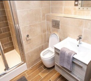 Appartement | Badkamer | Een bad/douchecombinatie, gratis toiletartikelen, een haardroger