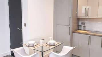Executive Apartment | Private kitchen | Full-sized fridge, microwave, oven, stovetop