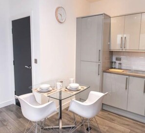 Executive-Apartment | Eigene Küche | Großer Kühlschrank, Mikrowelle, Ofen, Herdplatte