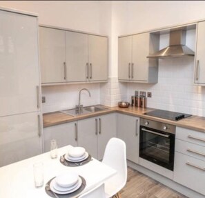 Private kitchen - Augustus House Serviced Apartments (Bradford)