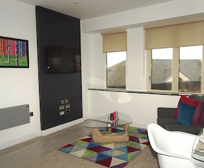 Duplex Apartment | Opholdsområde | 50-tommers smart-tv med kabelkanaler, tv, Netflix