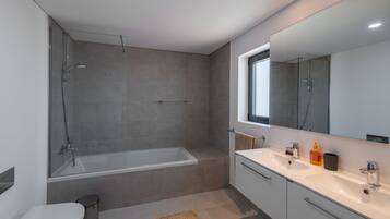 Combined shower/tub, towels