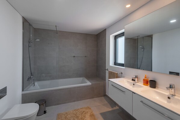 Combined shower/bathtub, towels