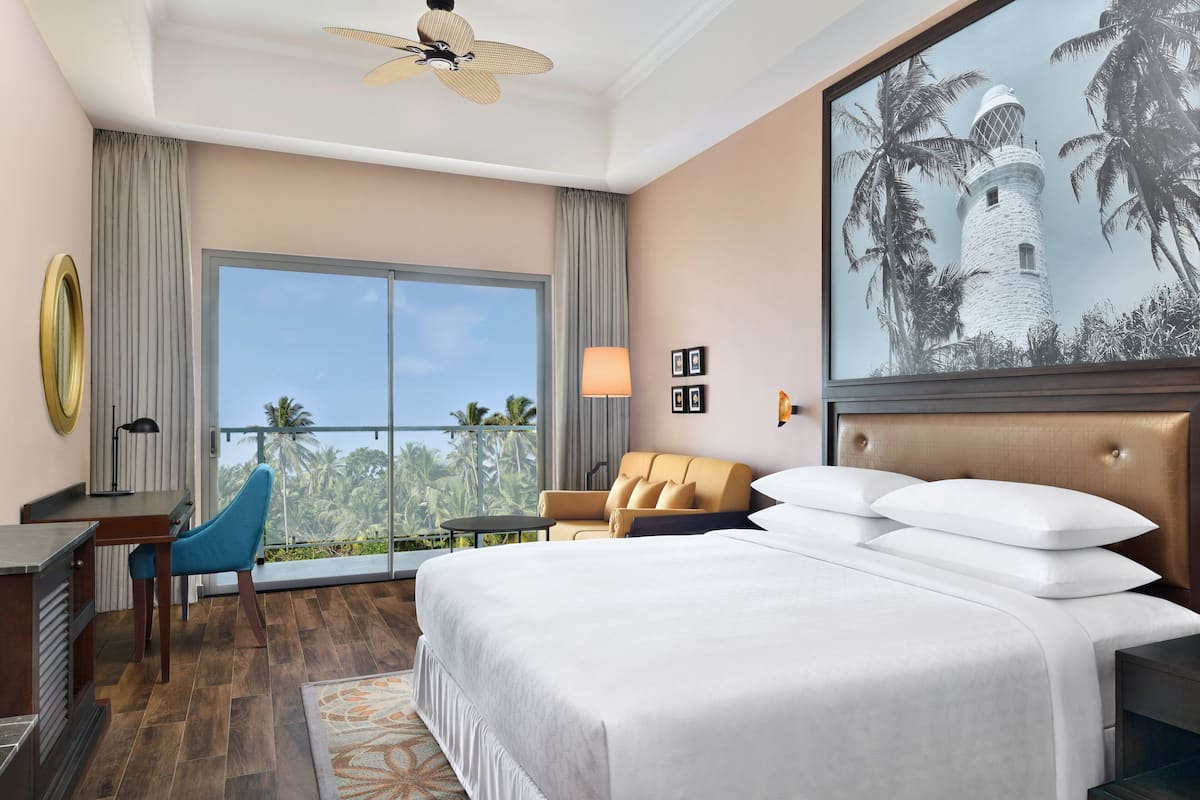 Room, 1 King Bed | Premium bedding, down comforters, pillowtop beds, minibar