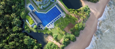 2 piscinas externas, funciona das 6h às 20h, guarda-sóis