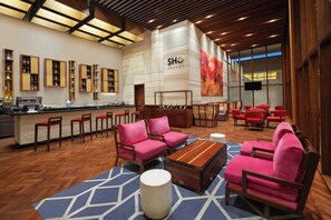 3 bars, lounge dans le hall, bar sur le toit