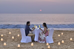 2 restaurants, breakfast, lunch served; local and international cuisine 