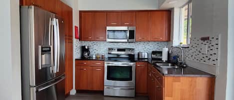 Refrigerador, microondas, horno y parrilla de estufa