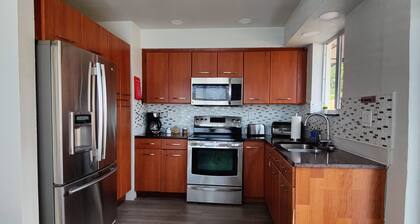 Cozy house with the best location! Beaches and mall 15 mins far away.